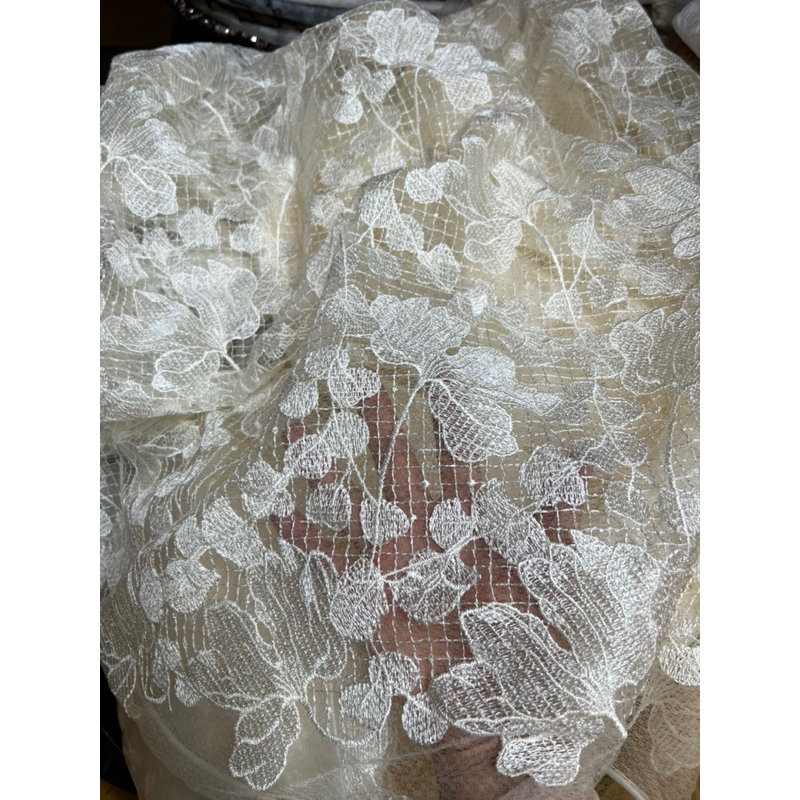 Vải ren thuê trên lưới có hai màu trắng và kem