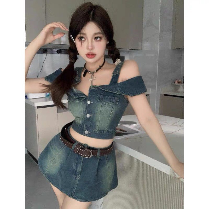 Set áo khoác jean + váy trắng đơn giản