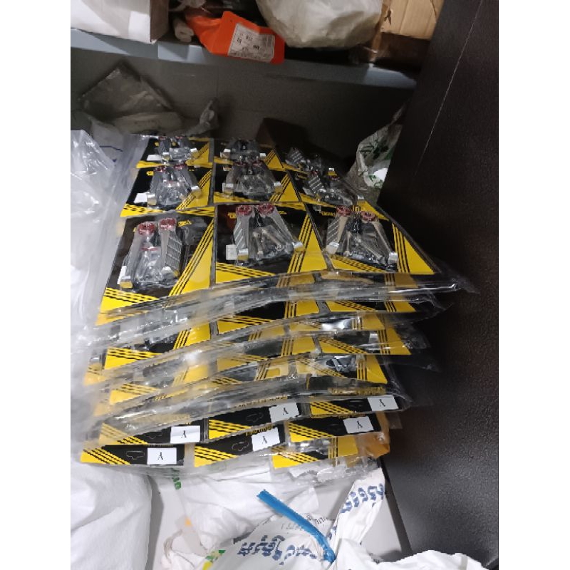 Gác chân sau TAKEGAWA tặng kèm long đền kitaco,,cốt SaLaYa được gắn cho nhiều dòng xe HON Da_ YaMaHa  nhôm đúc