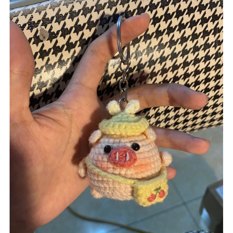 Móc khoá heo đi học bằng len