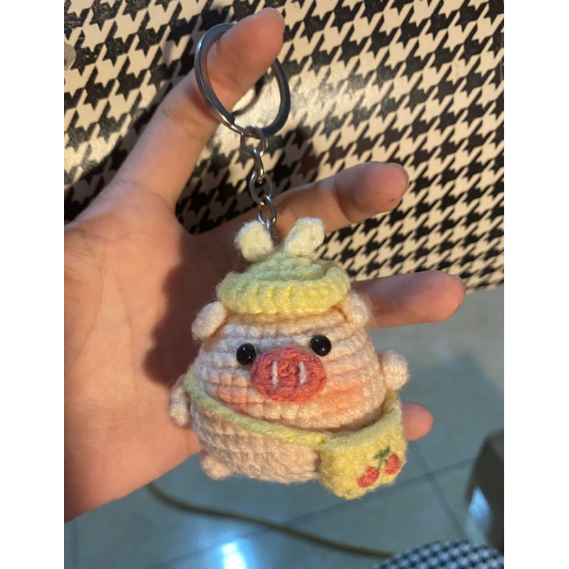 Móc khoá heo đi học bằng len