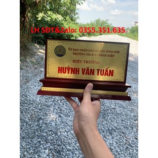 Biển chức danh gỗ đồng, đế tam cấp, mặt gỗ dán đồng, loại có 1 mặt đồng