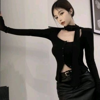 Áo croptop nữ tay dài ôm cổ yếm cài nút