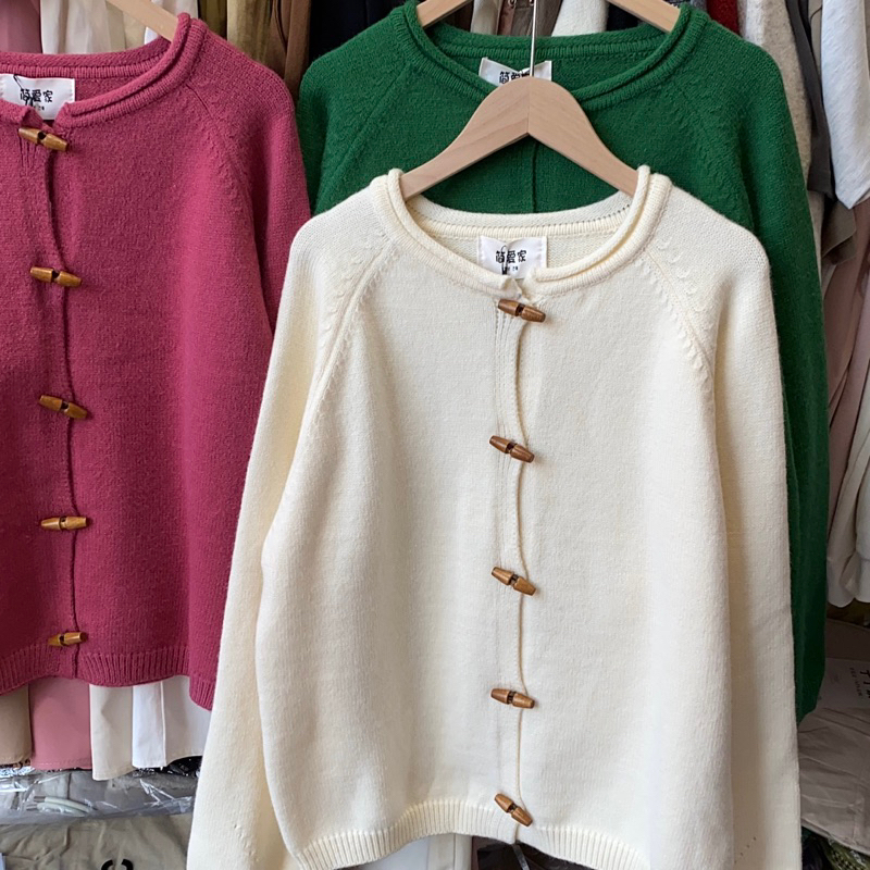 Áo len cardigan khuy sừng