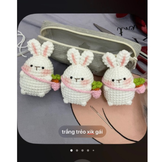 Móc khoá thỏ con đeo túi cà rốt siêu cute bằng len handmade 🐰