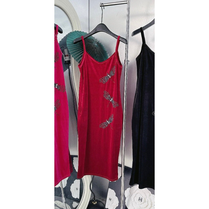 Váy nhung hai dây đen thêu chuồn, choàng nhung cùng màu