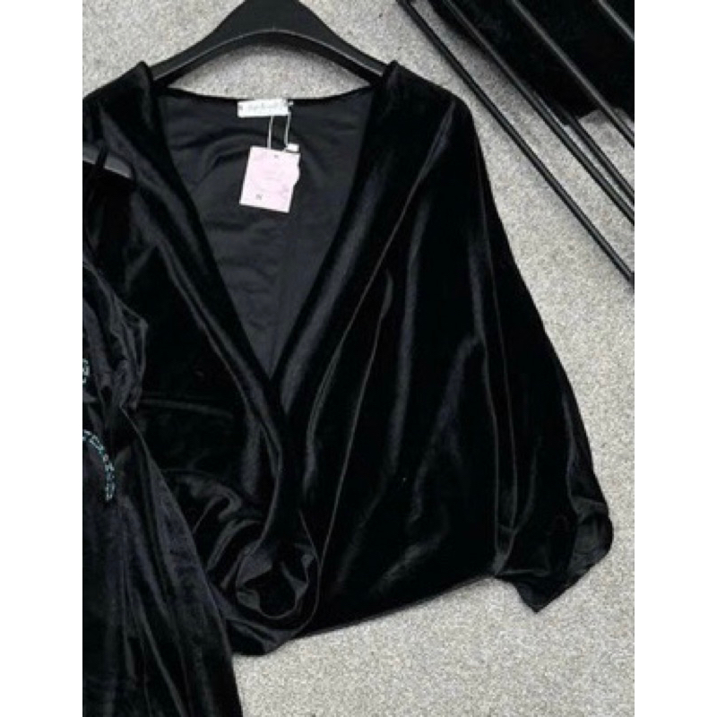 Váy nhung hai dây đen thêu chuồn, choàng nhung cùng màu