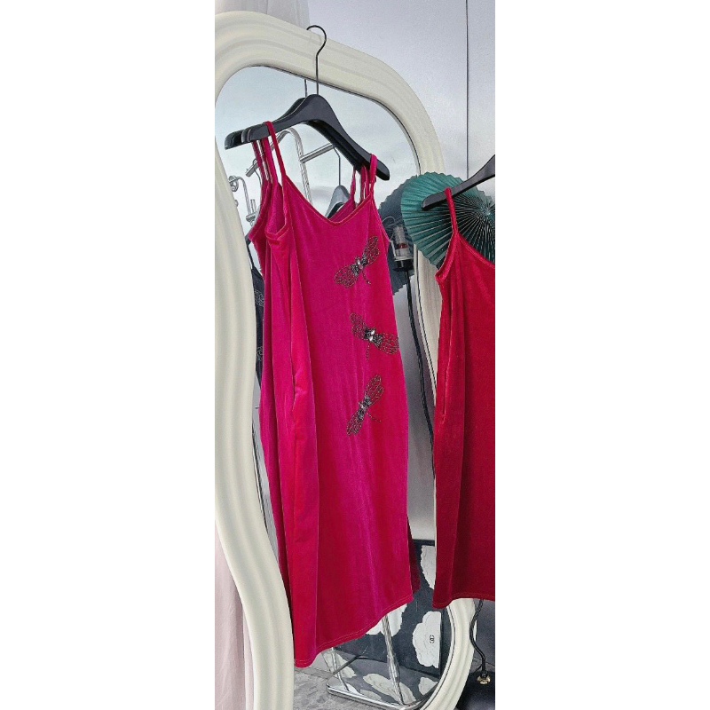 Váy nhung hai dây đen thêu chuồn, choàng nhung cùng màu