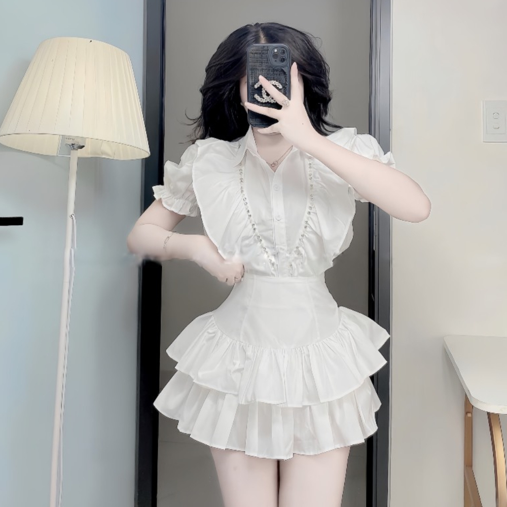 Set áo bèo cổ sơ mi phối viền đá mix chân váy tâng xoè, phù hợp với cô nàng thích phong cách tiểu thư bánh bèo