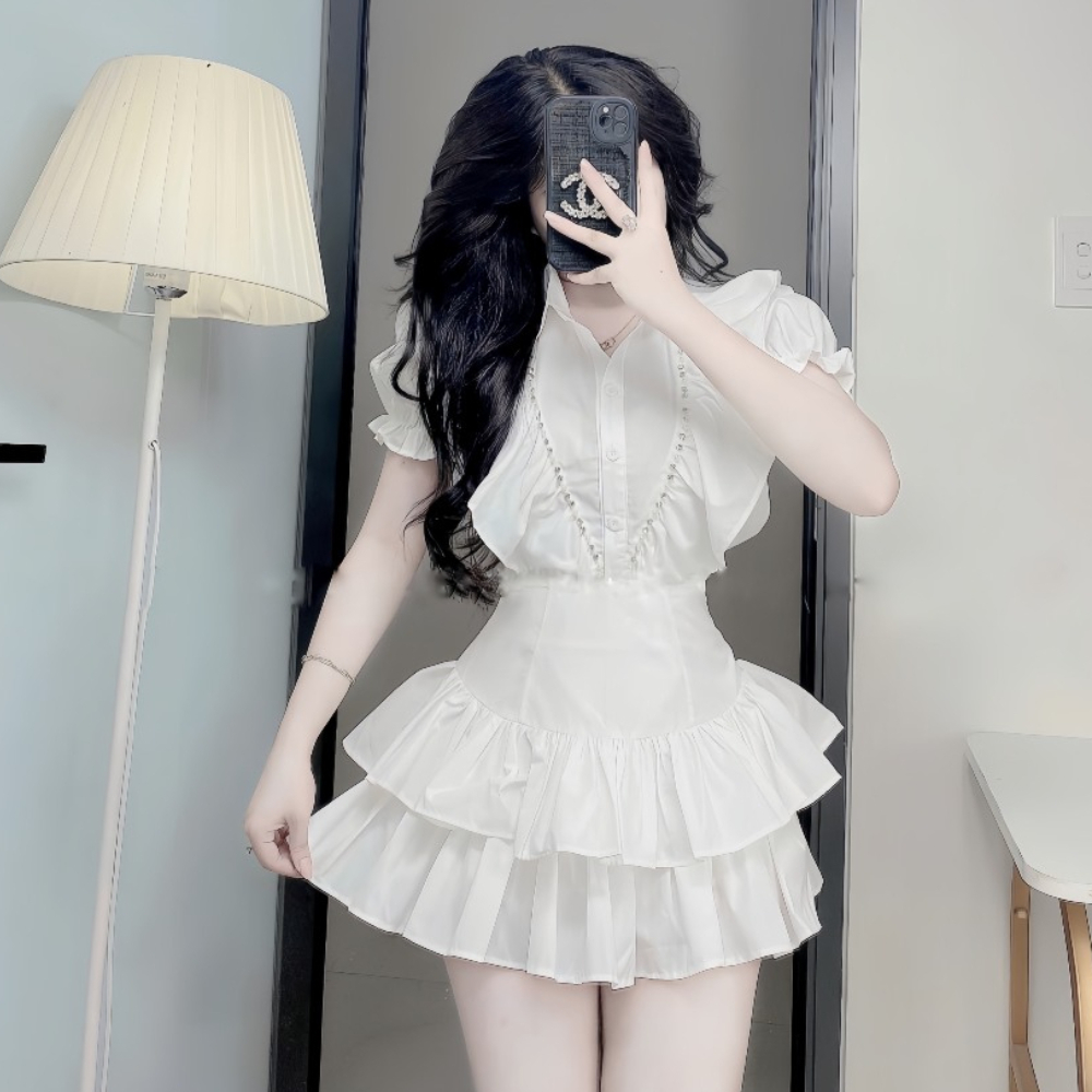 Set áo bèo cổ sơ mi phối viền đá mix chân váy tâng xoè, phù hợp với cô nàng thích phong cách tiểu thư bánh bèo
