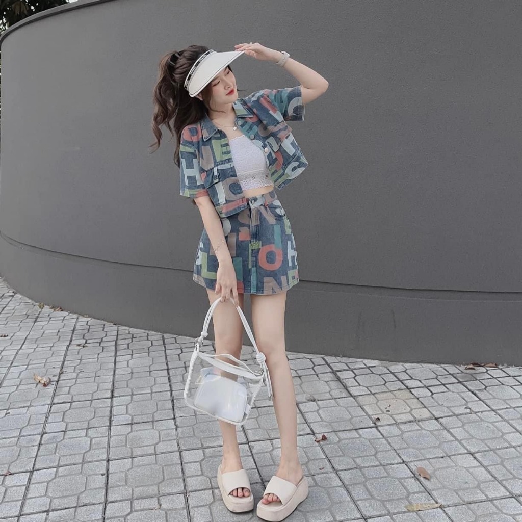 Set bộ đồ nữ dáng ngắn áo croptop sơ mi kèm lót mix chân váy chữ A với họa tiết nổi bật, xinh xắn cho các nàng