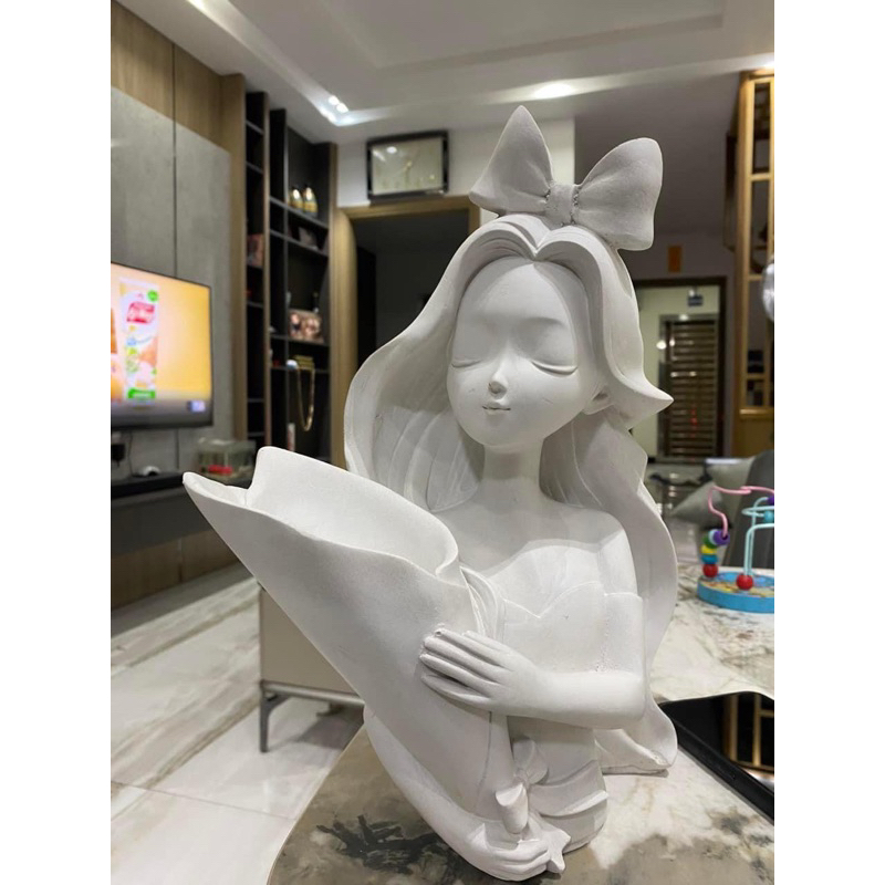 Tượng cô gái hoa nơ