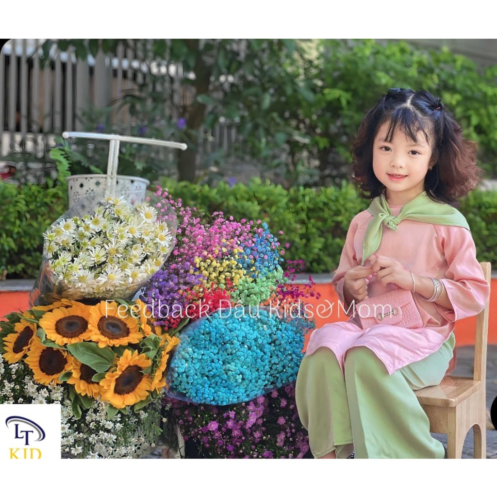 Áo dài hồng kèm khăn mỏ quạ bé gái