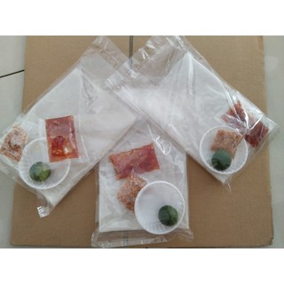 Bánh tráng phơi sương mềm dẻo chấm ớt siêu cay.