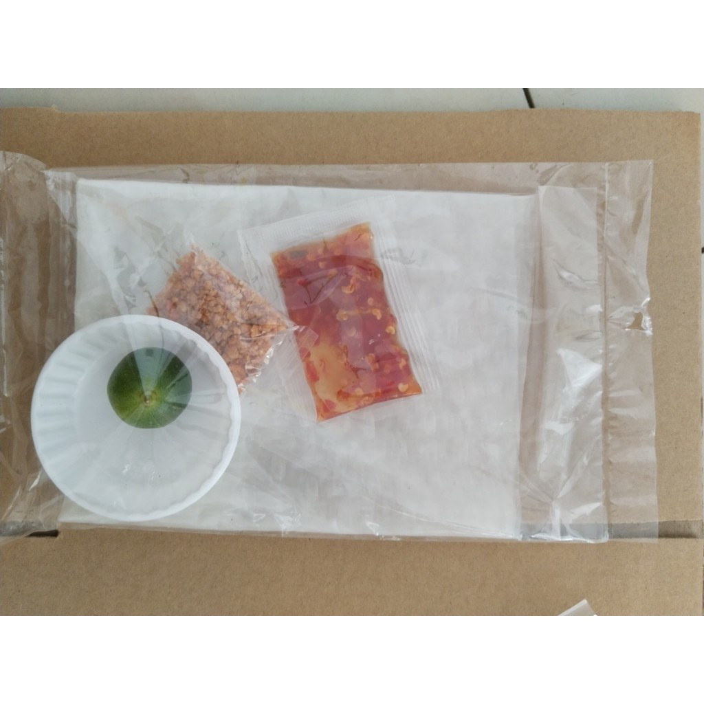 Bánh tráng phơi sương mềm dẻo chấm ớt siêu cay.