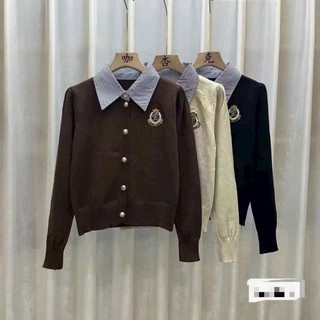Áo len phối cổ sơ mi huy hiệu ngực phong cách hàn quốc