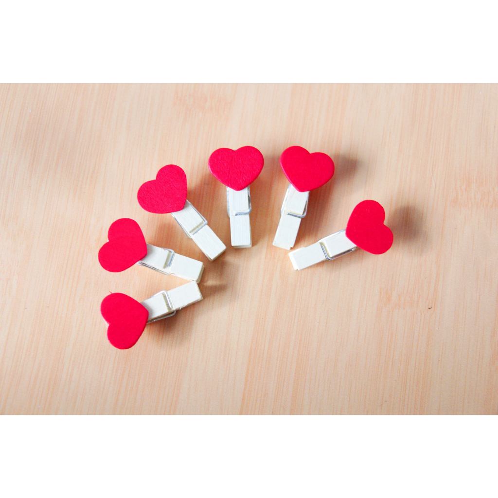 Kẹp gỗ mini hình trái tim màu đỏ dùng trang trí dây đèn led, ghim giấy, ảnh couple, văn phòng phẩm
