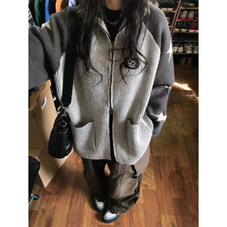 Áo len cổ tròn màu xám nhạt pha tay xám đậm hoạ tiết thêu kiểu basic thời trang nam nữ-áo Cardigan