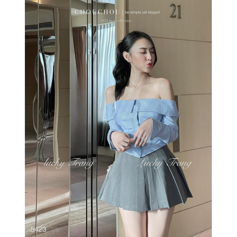 Set sơ mi trễ vai kèm chân váy xếp ly