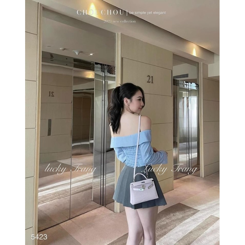 Set sơ mi trễ vai kèm chân váy xếp ly