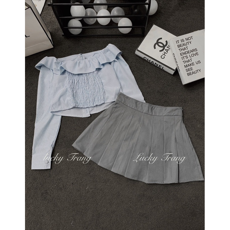 Set sơ mi trễ vai kèm chân váy xếp ly