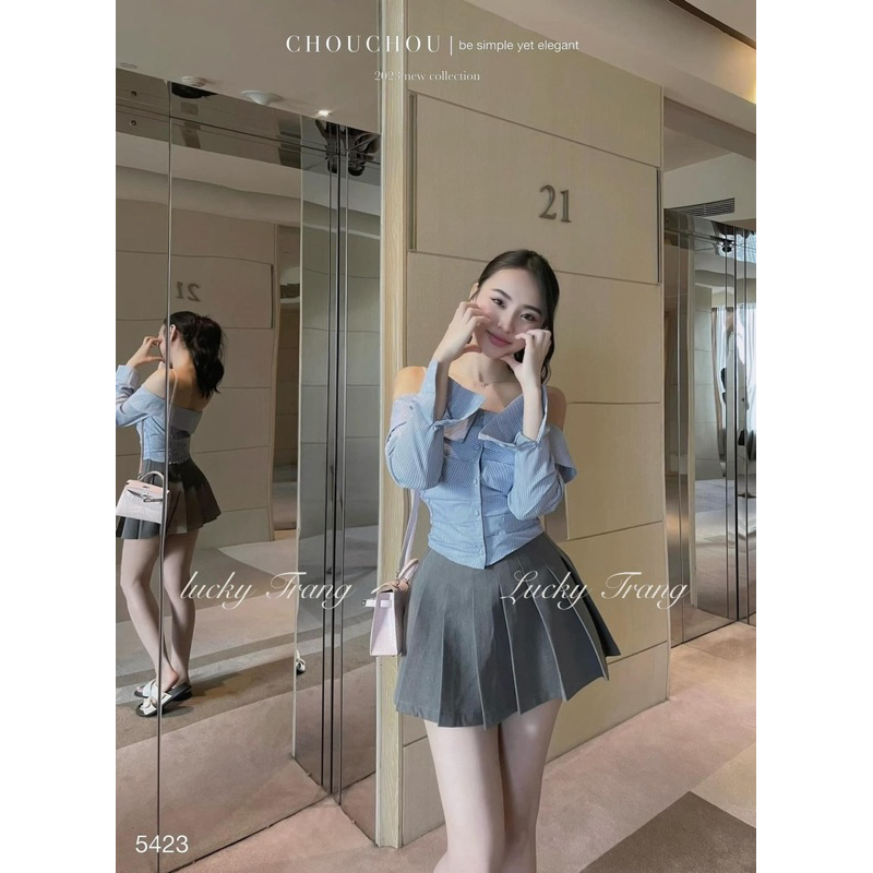 Set sơ mi trễ vai kèm chân váy xếp ly