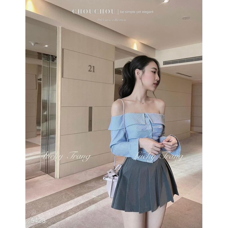 Set sơ mi trễ vai kèm chân váy xếp ly
