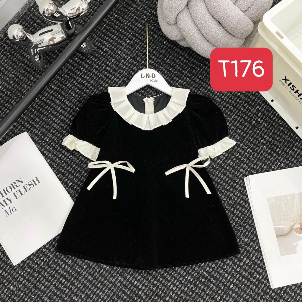 T176 Váy nhung cổ xếp ly họa tiết 2 nơ cho bé gái đang yêu