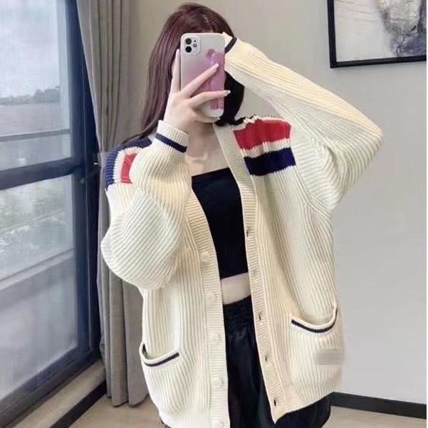 Áo Len, Áo Len Cadigan Nam Nữ Màu Trắng Vạch Vai Túi Thêu Màu Trắng Hàng QCCC Hottrend 2023