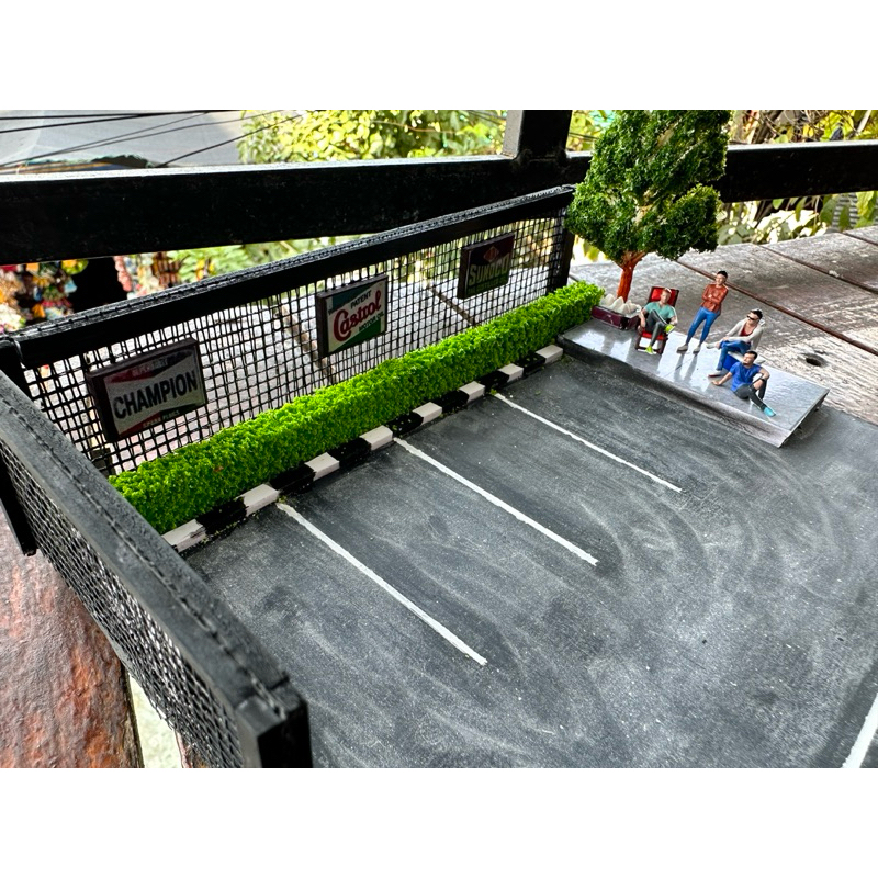 Diorama bãi đỗ xe Handmade cho xe tỉ lệ 1/64