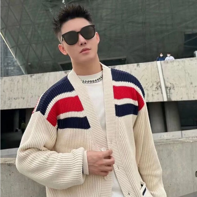 Áo Len, Áo Len Cadigan Nam Nữ Màu Trắng Vạch Vai Túi Thêu Màu Trắng Hàng QCCC Hottrend 2023