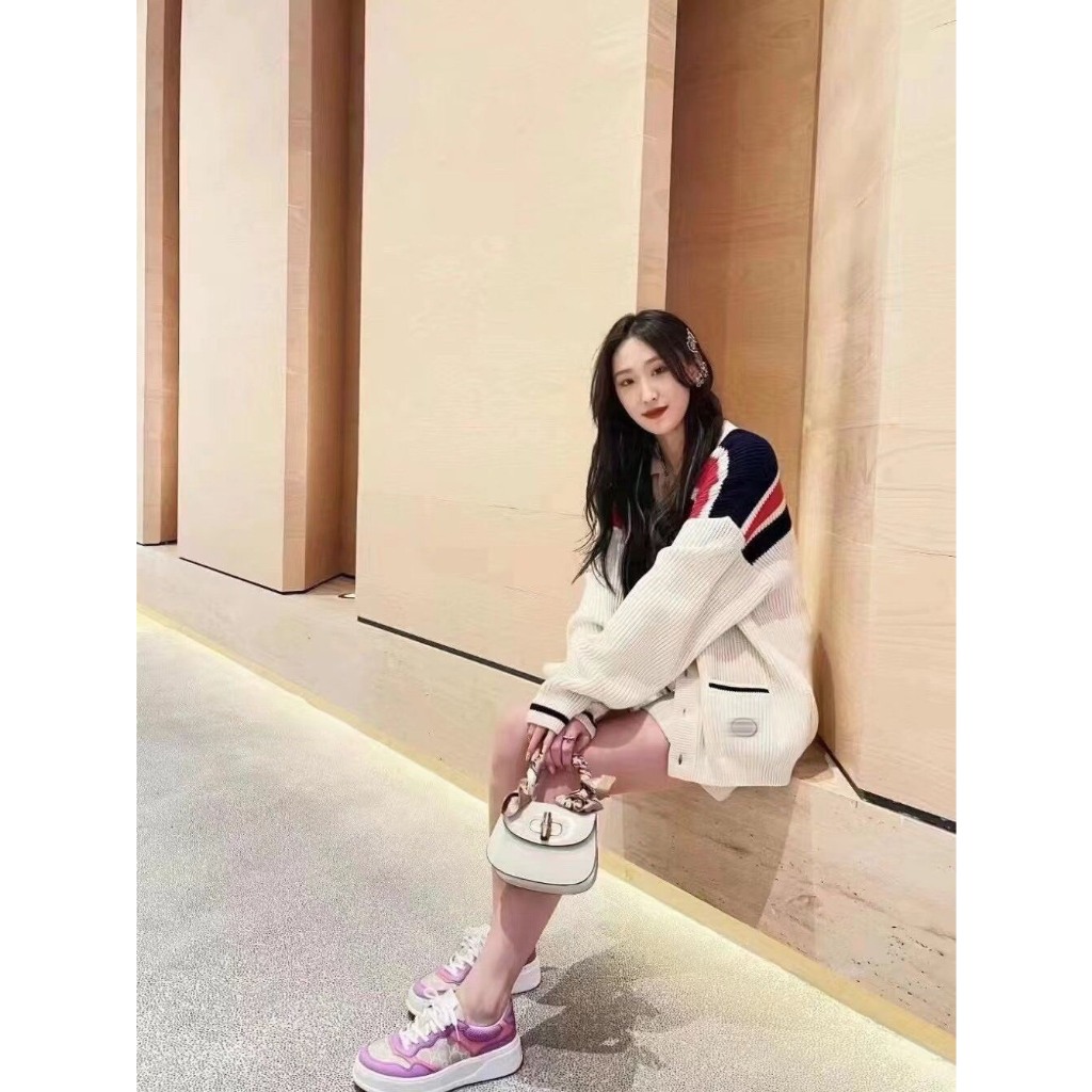 Áo Len, Áo Len Cadigan Nam Nữ Màu Trắng Vạch Vai Túi Thêu Màu Trắng Hàng QCCC Hottrend 2023