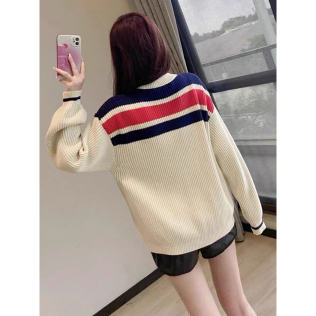 Áo Len, Áo Len Cadigan Nam Nữ Màu Trắng Vạch Vai Túi Thêu Màu Trắng Hàng QCCC Hottrend 2023
