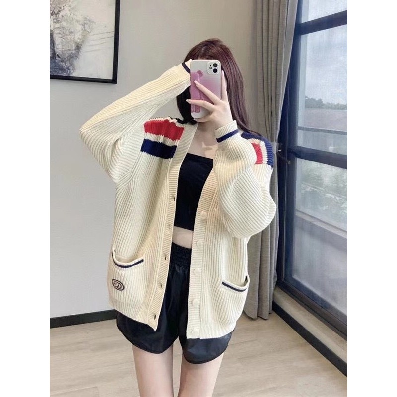 Áo Len, Áo Len Cadigan Nam Nữ Màu Trắng Vạch Vai Túi Thêu Màu Trắng Hàng QCCC Hottrend 2023