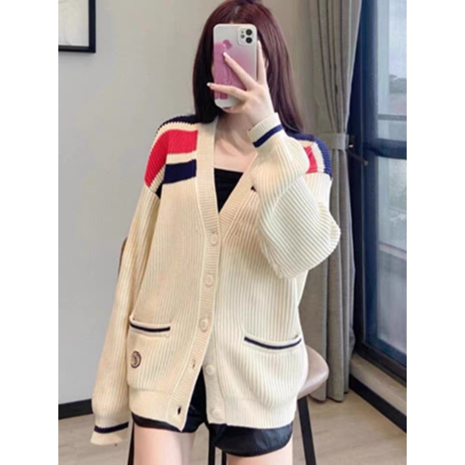 Áo Len, Áo Len Cadigan Nam Nữ Màu Trắng Vạch Vai Túi Thêu Màu Trắng Hàng QCCC Hottrend 2023