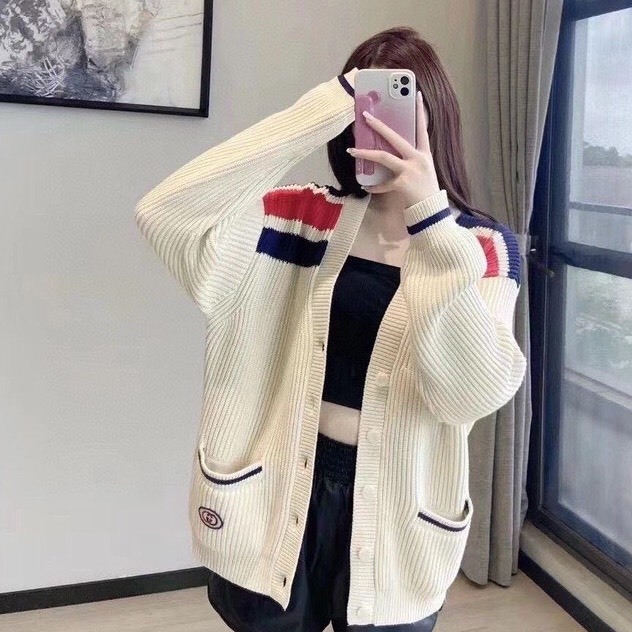 Áo Len, Áo Len Cadigan Nam Nữ Màu Trắng Vạch Vai Túi Thêu Màu Trắng Hàng QCCC Hottrend 2023