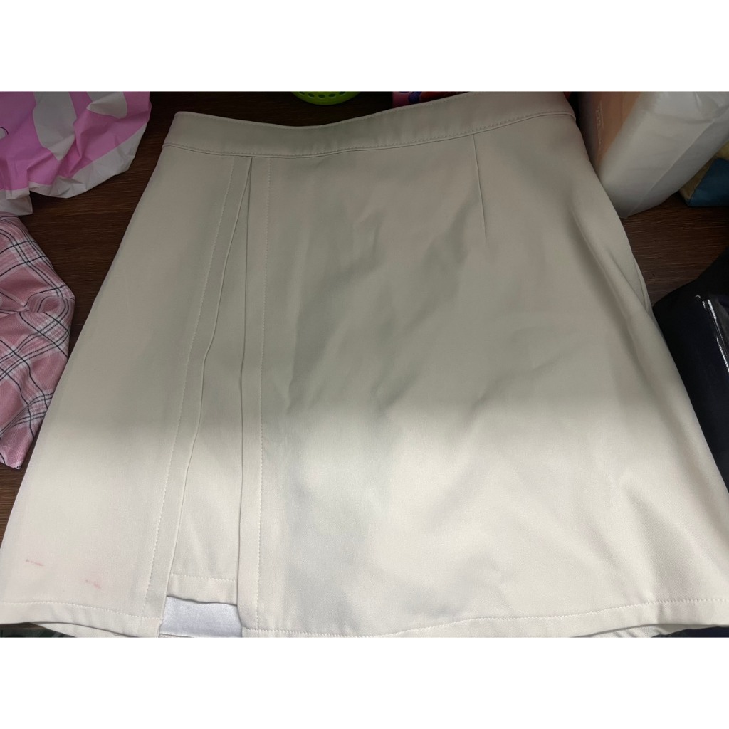 Chân váy chữ A + Con Ong + Xẻ tà lưng cao có lót trong