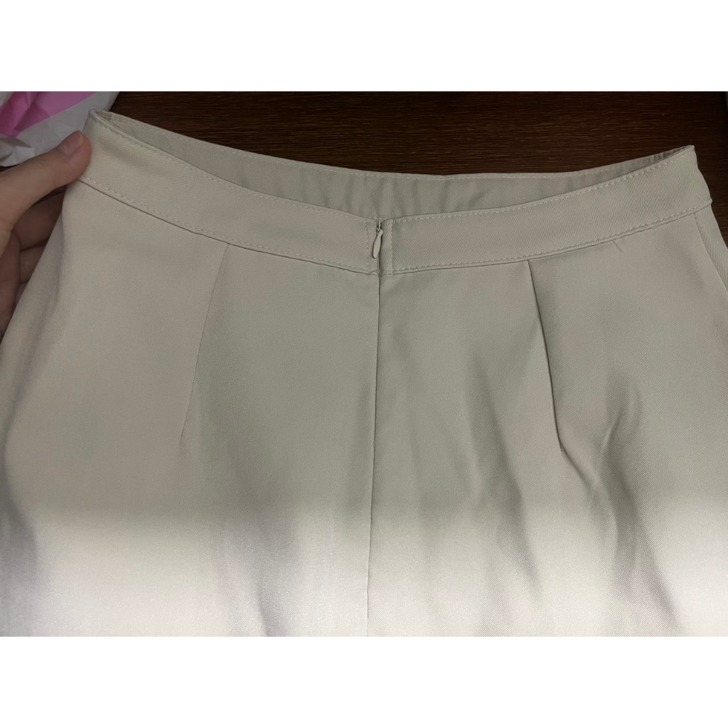 Chân váy chữ A + Con Ong + Xẻ tà lưng cao có lót trong