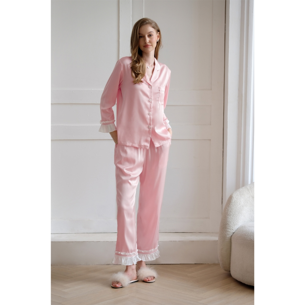 Bộ Pyjamas Nữ Mặc Nhà Áo Dài Quần Dài Chất Liệu Lụa Màu Hồng Pastel Thiết Kế Phối Viền Bèo Trắng Bella LILAS BLANC