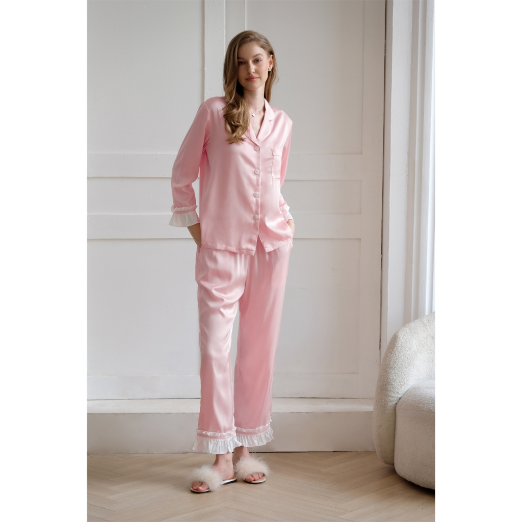 Bộ Pyjamas Nữ Mặc Nhà Áo Dài Quần Dài Chất Liệu Lụa Màu Hồng đỗ Thiết Kế Phối Viền Bèo Trắng Bella LILAS BLANC