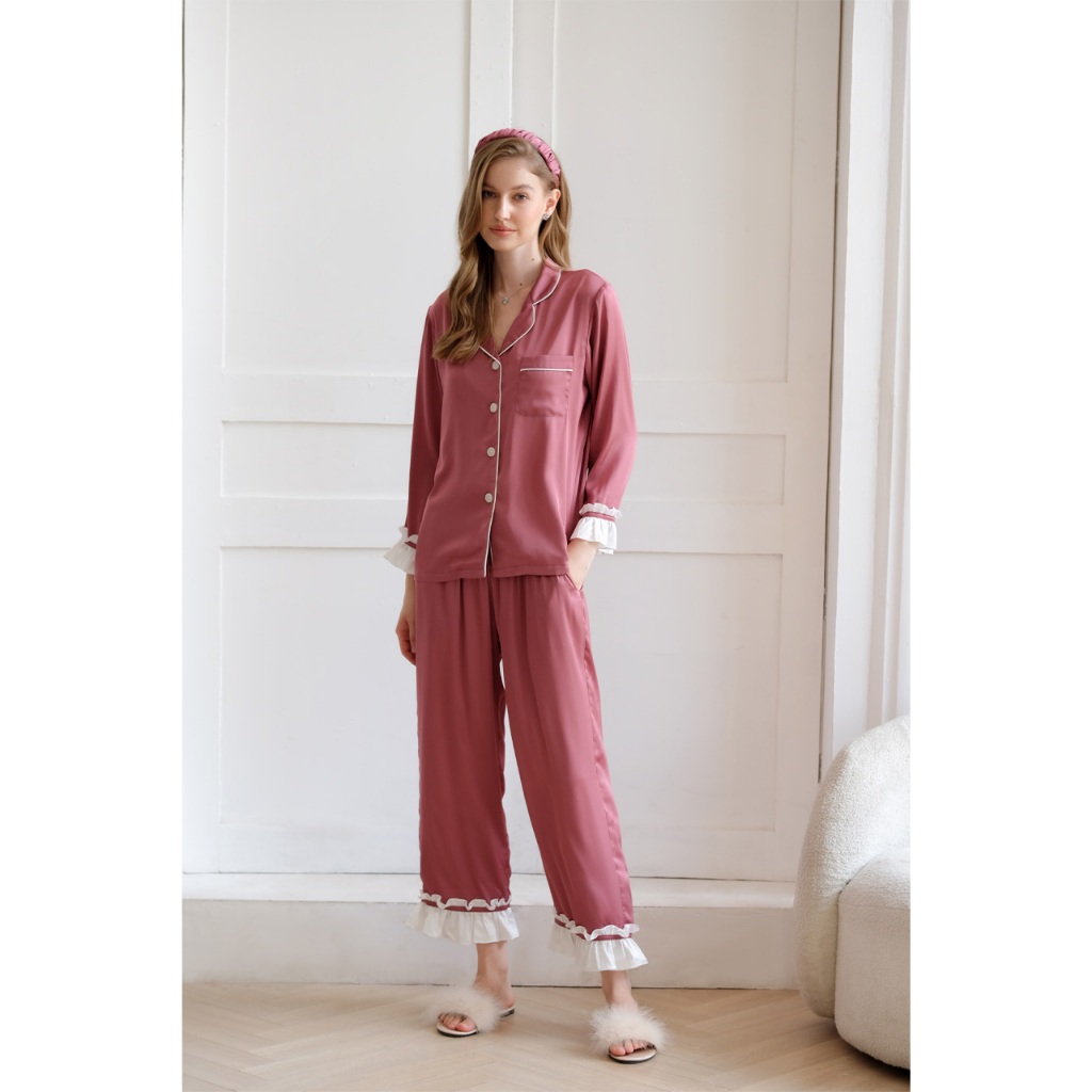 Bộ Pyjamas Nữ Mặc Nhà Áo Dài Quần Dài Chất Liệu Lụa Màu Xanh Matcha Thiết Kế Phối Viền Bèo Trắng Bella LILAS BLANC