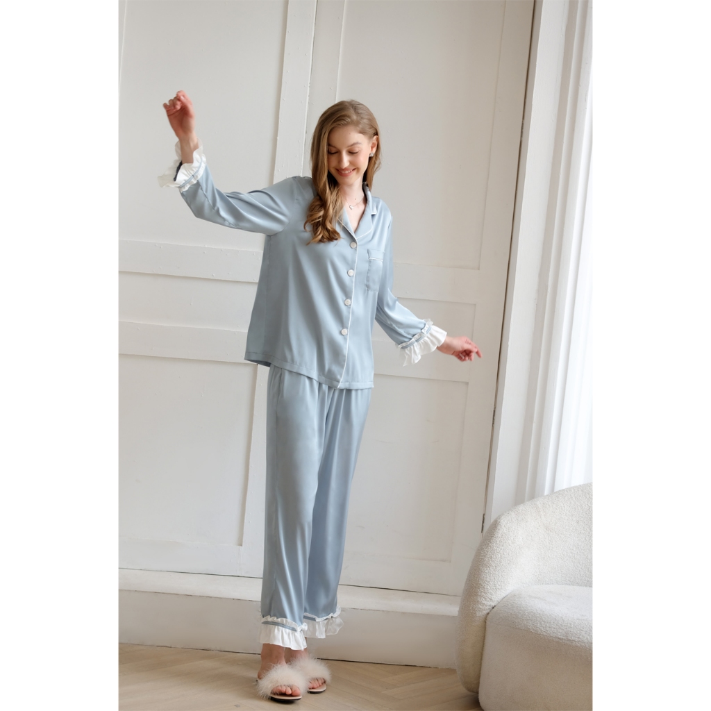 Bộ Pyjamas Nữ Mặc Nhà Áo Dài Quần Dài Chất Liệu Lụa Màu Hồng đỗ Thiết Kế Phối Viền Bèo Trắng Bella LILAS BLANC