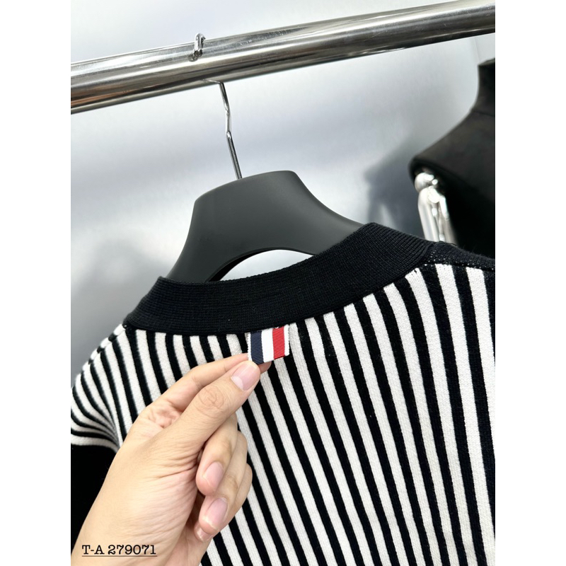 Áo cardigan len thom kẻ sọc trắng phối 2 màu đen trắng,áo khoác len cardigan phối màu đen trắng thêu vạch tay trắng