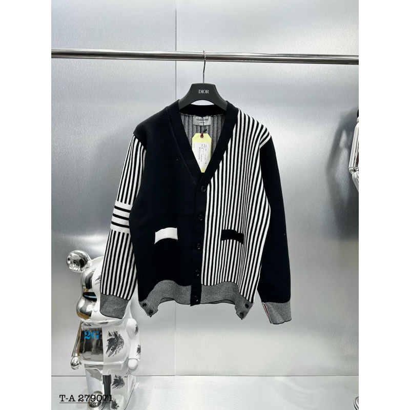 Áo cardigan len thom kẻ sọc trắng phối 2 màu đen trắng,áo khoác len cardigan phối màu đen trắng thêu vạch tay trắng