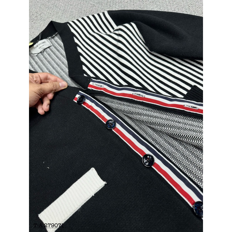 Áo cardigan len thom kẻ sọc trắng phối 2 màu đen trắng,áo khoác len cardigan phối màu đen trắng thêu vạch tay trắng