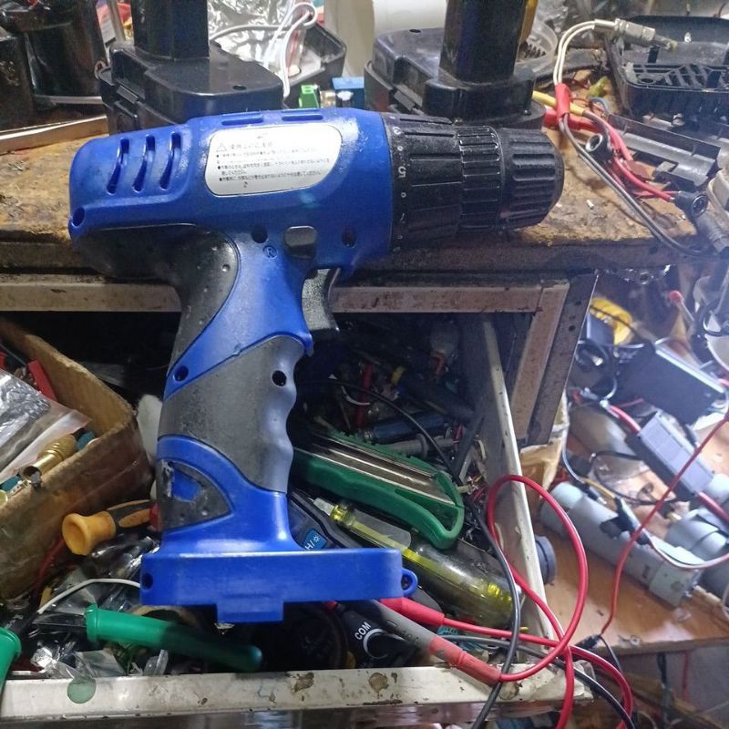 Thanh lý 1 cặp máy khoan đẹp 12v đã lên pin