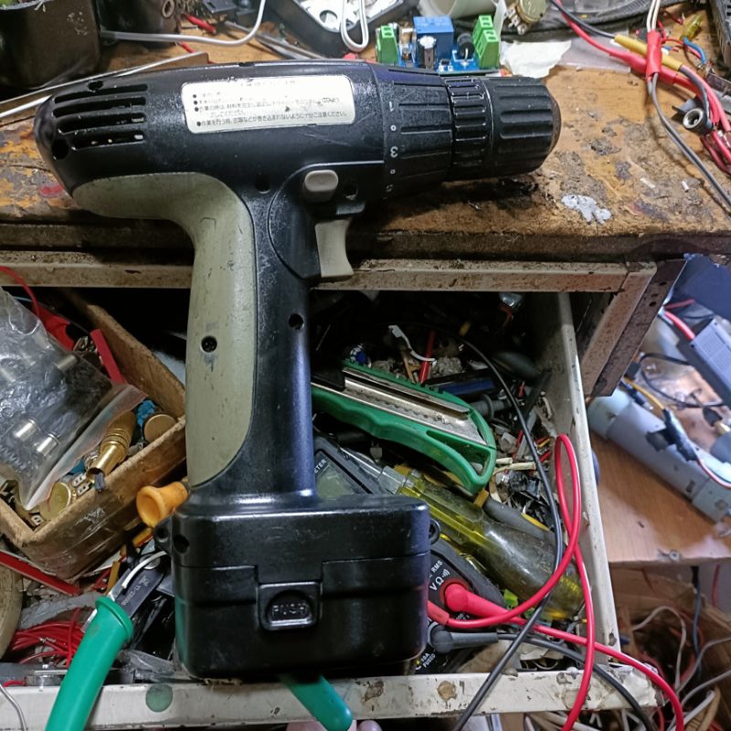 Thanh lý 1 cặp máy khoan đẹp 12v đã lên pin