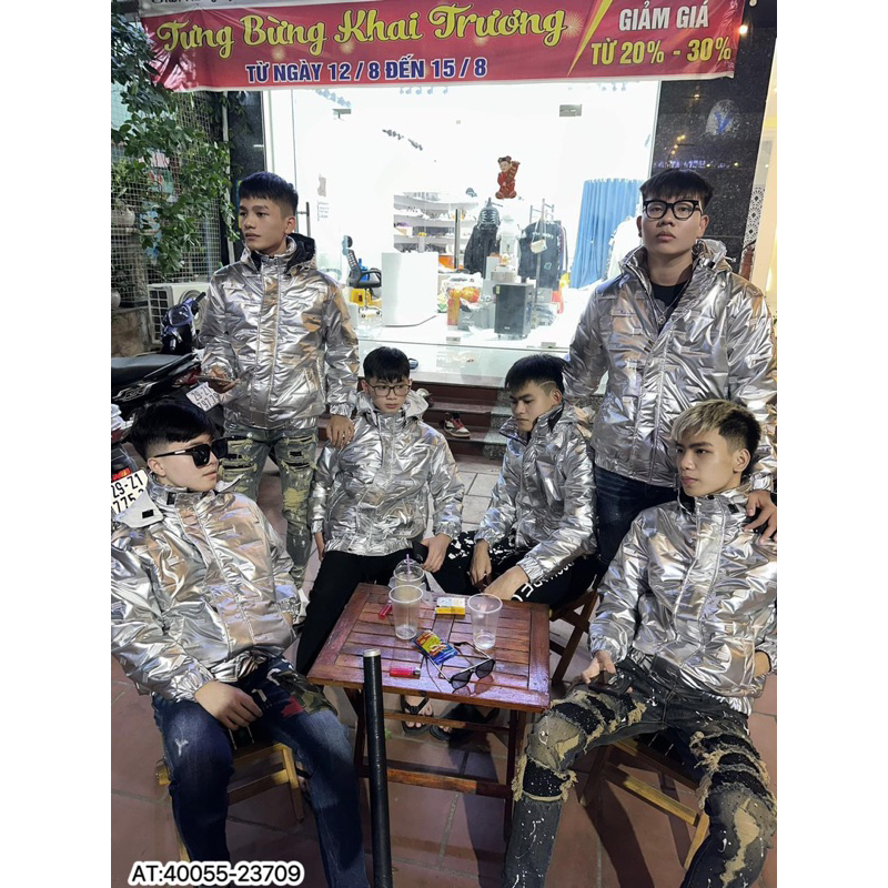 Áo khoác phao bóng dập nổi chữ wecome phối mũ bạc,áo phao bóng màu bạc có mũ bản hot trend 2024