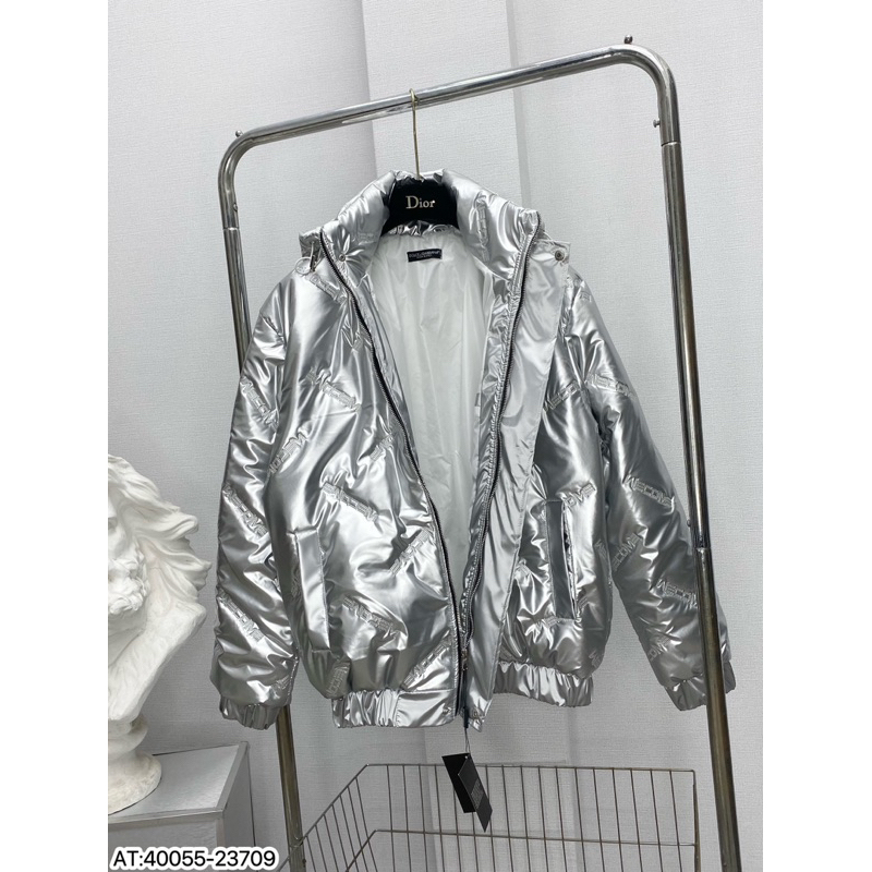 Áo khoác phao bóng dập nổi chữ wecome phối mũ bạc,áo phao bóng màu bạc có mũ bản hot trend 2024