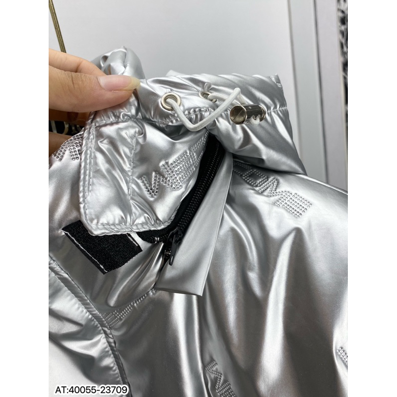 Áo khoác phao bóng dập nổi chữ wecome phối mũ bạc,áo phao bóng màu bạc có mũ bản hot trend 2024